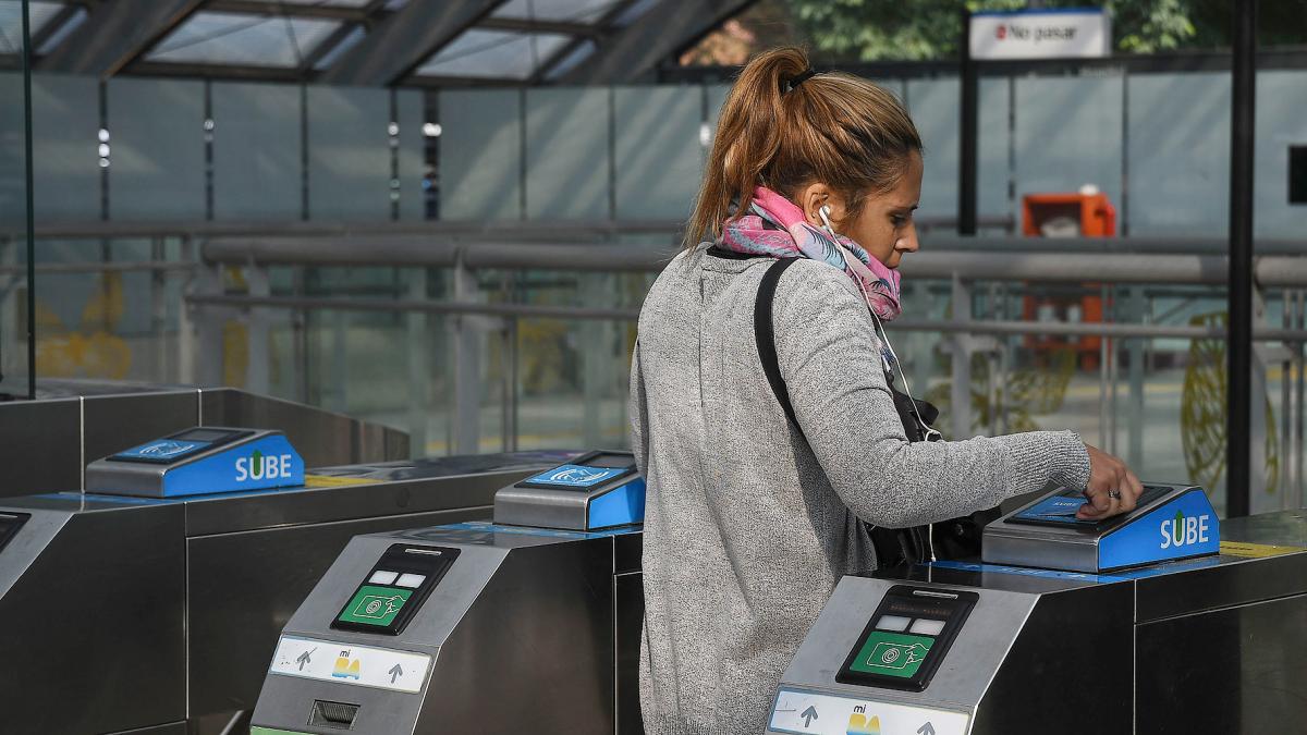 Las tarifas de transporte público aumentarán todos los meses según la inflación