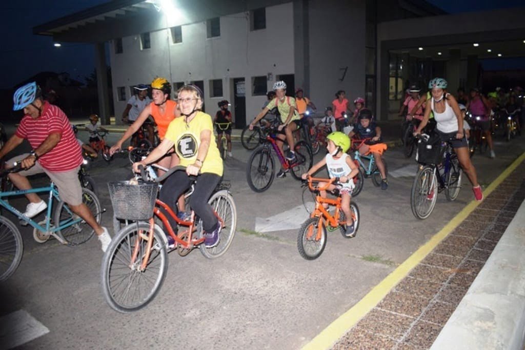 Bicicleteada nocturna gratuita en Coronel Pringles: “Los chicos disfrutan con los padres”