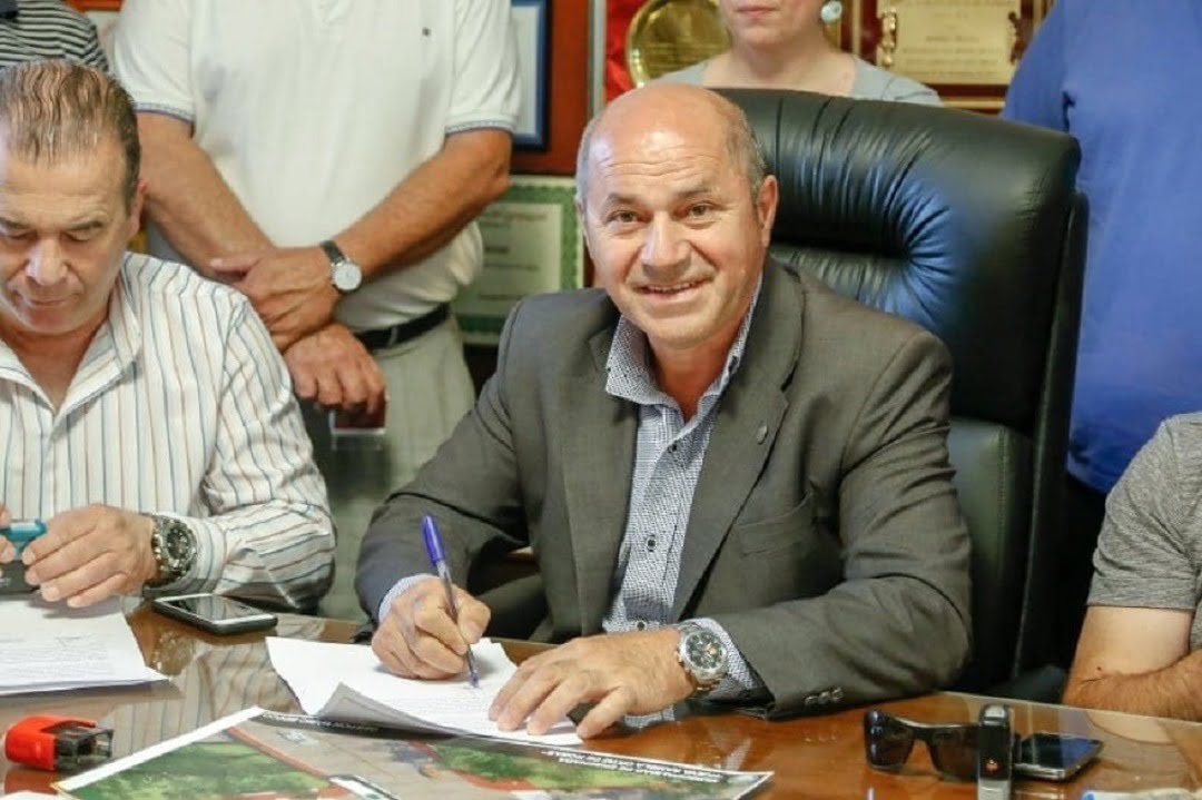 Ensenada: Mario Secco firmó un aumento de 55% para los municipales