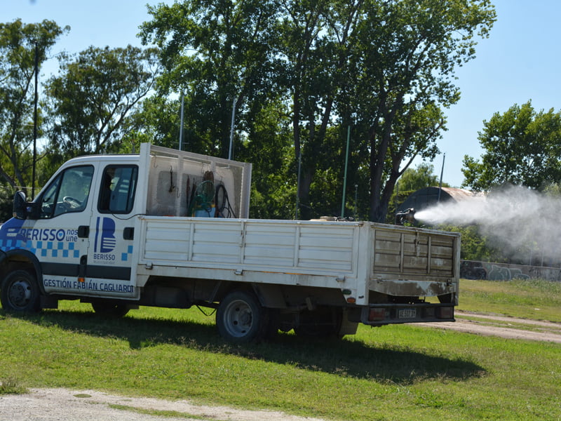 Tareas de fumigación contra mosquitos en distintos barrios
