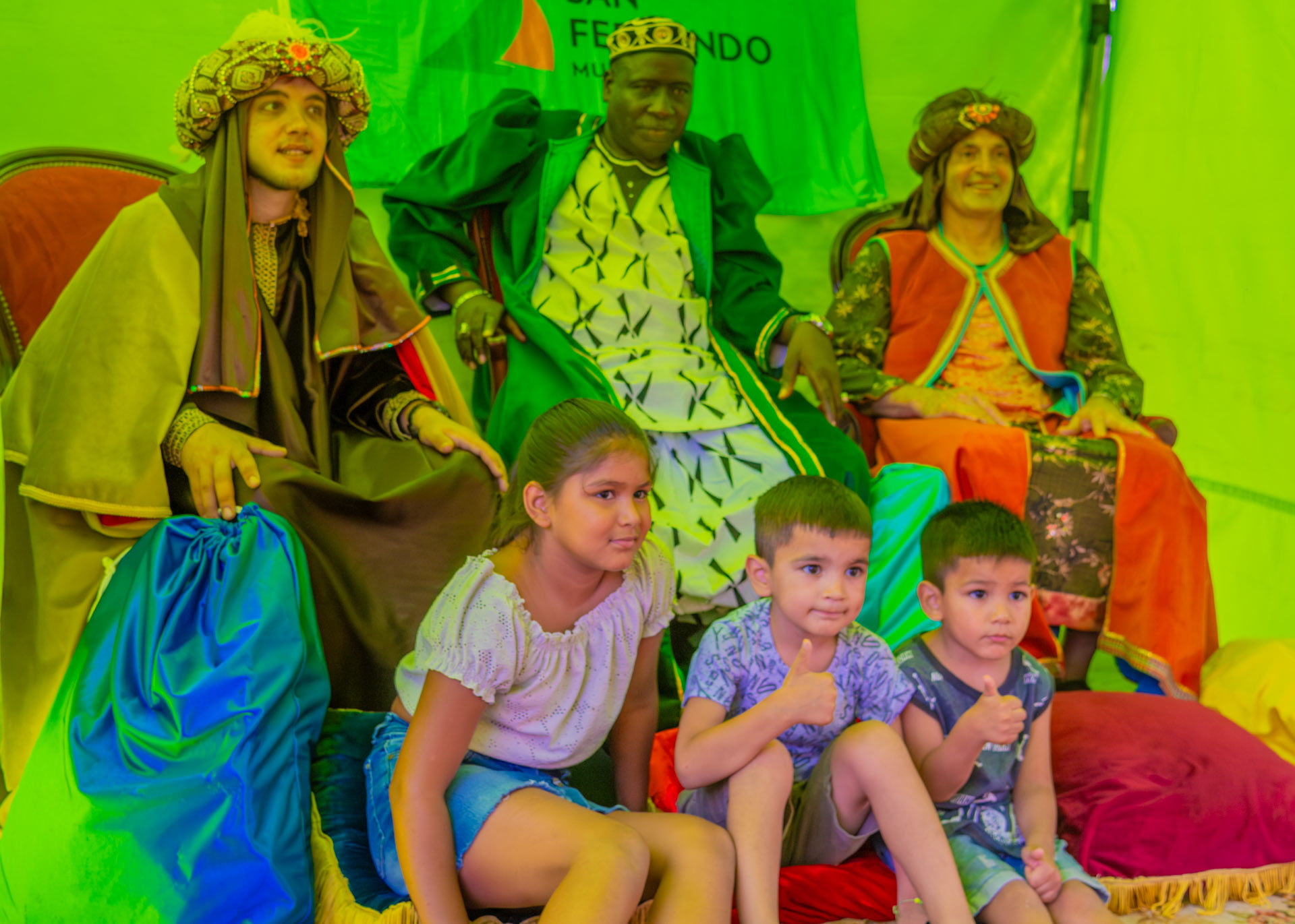 Los Reyes Magos llegaron a San Fernando y se sacan fotos con las familias en las plazas