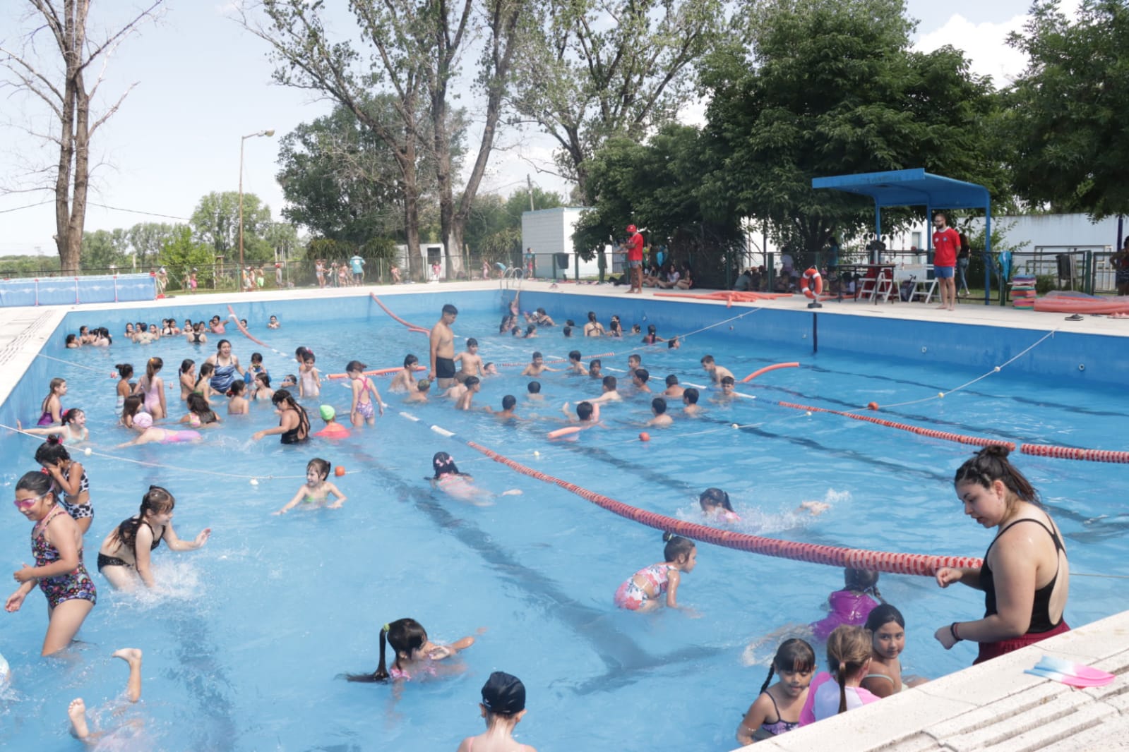 Miles de vecinos comenzaron las colonias de verano municipales en San Miguel