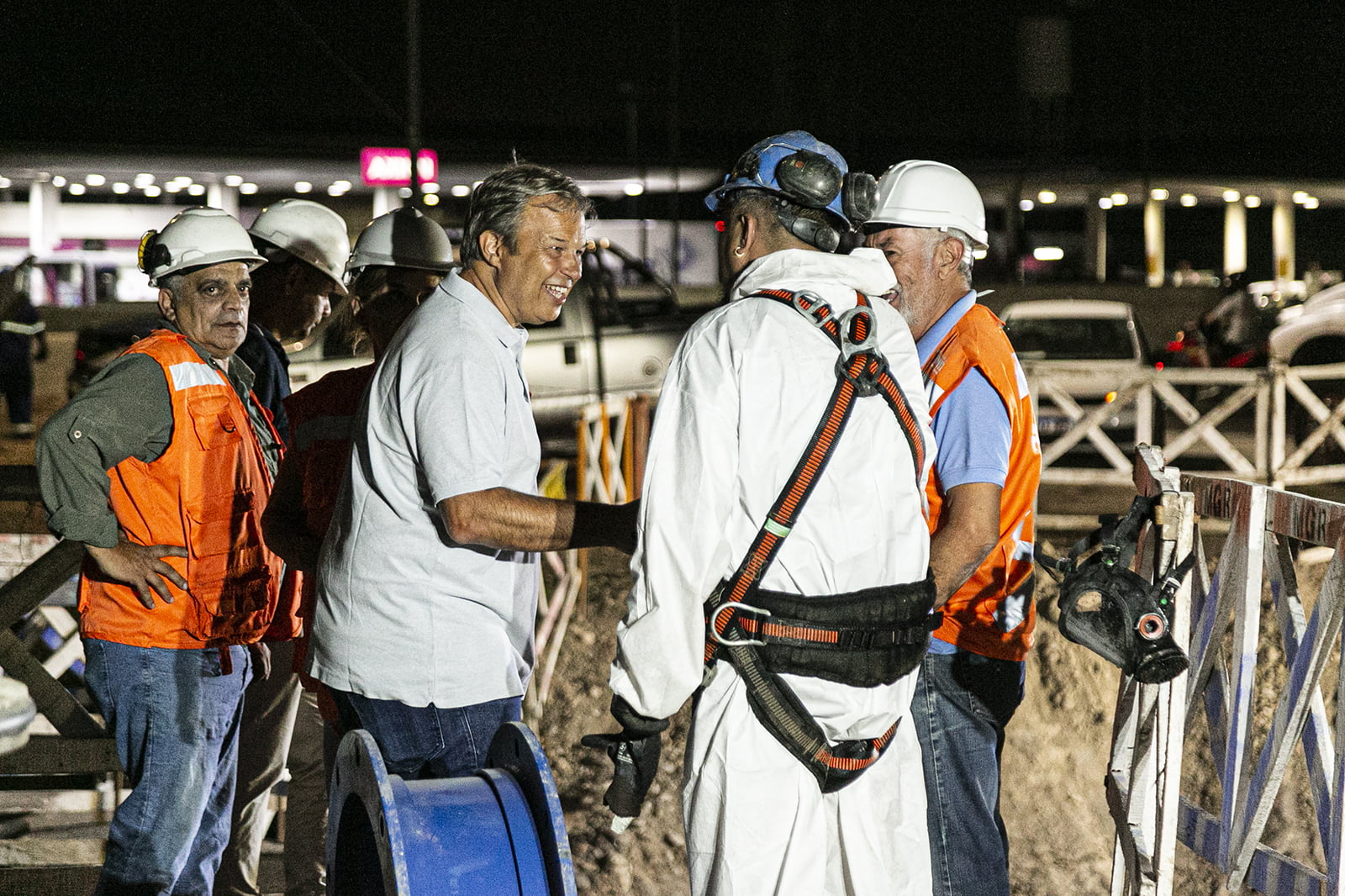 Remueven un imponente conducto de agua y encaran la última etapa del viaducto de la rotonda los pinos