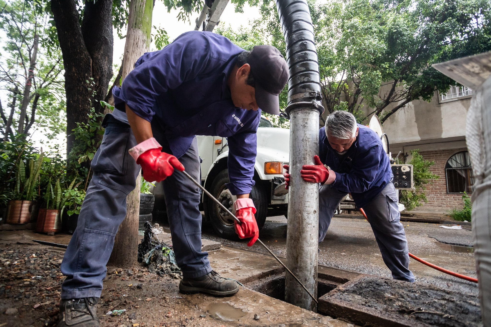 Intensos operativos de limpieza y destape de sumideros tras las lluvias