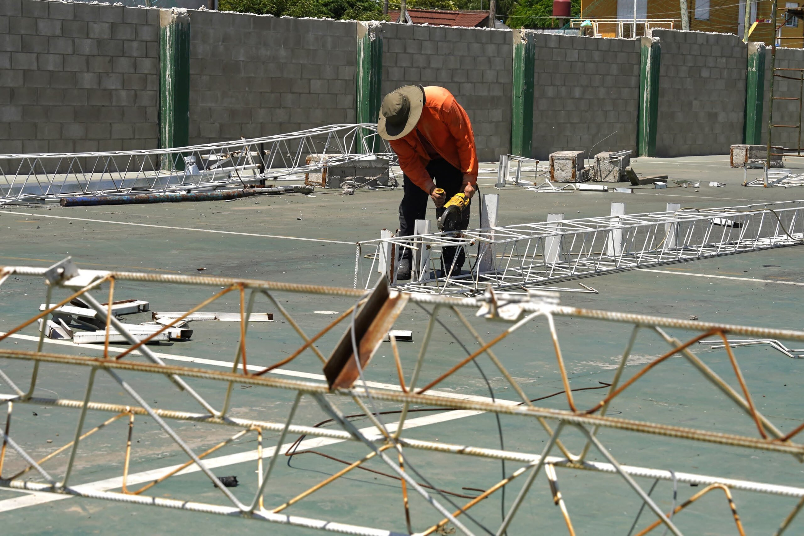 El municipio de Esteban Echeverria avanza en la reparación del techo parábolico del club estrella del sur