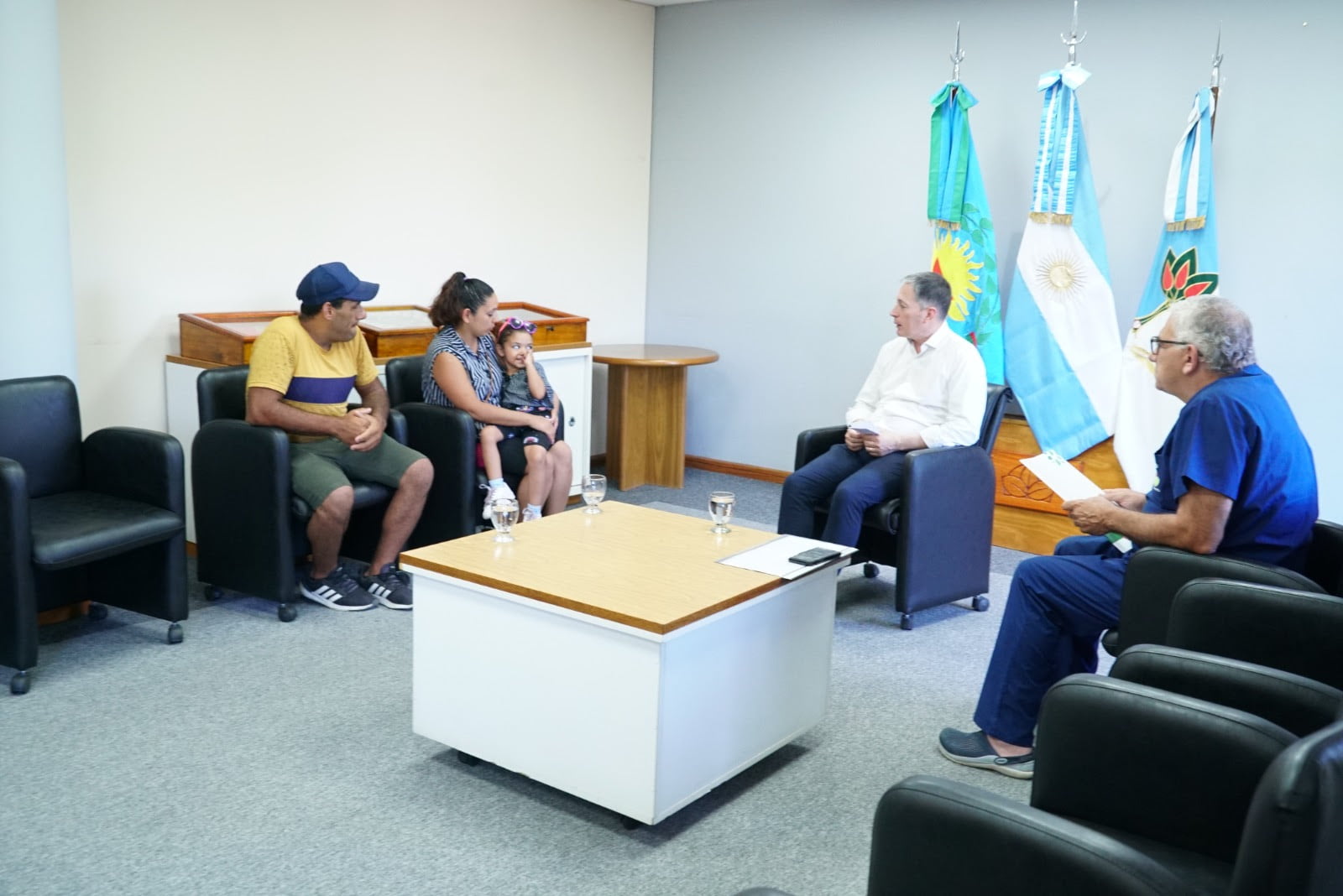 Fernando gray entregó documentación de compra de un insumo para implante coclear a una familia de 9 de abril