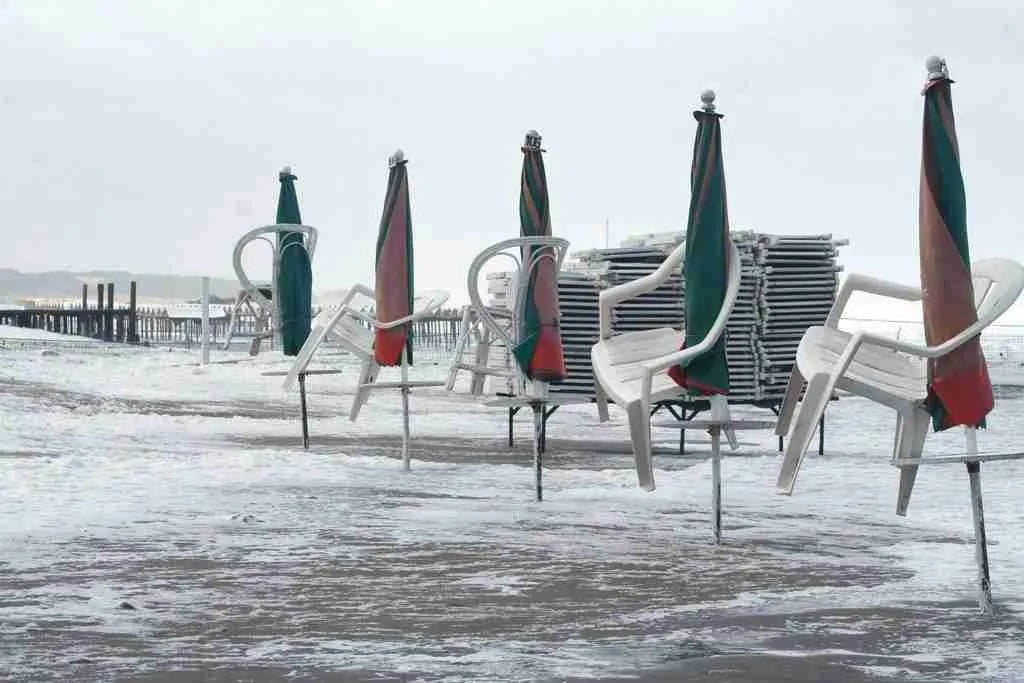 El agua en Necochea llegó hasta la zona de carpas con la crecida de la marea