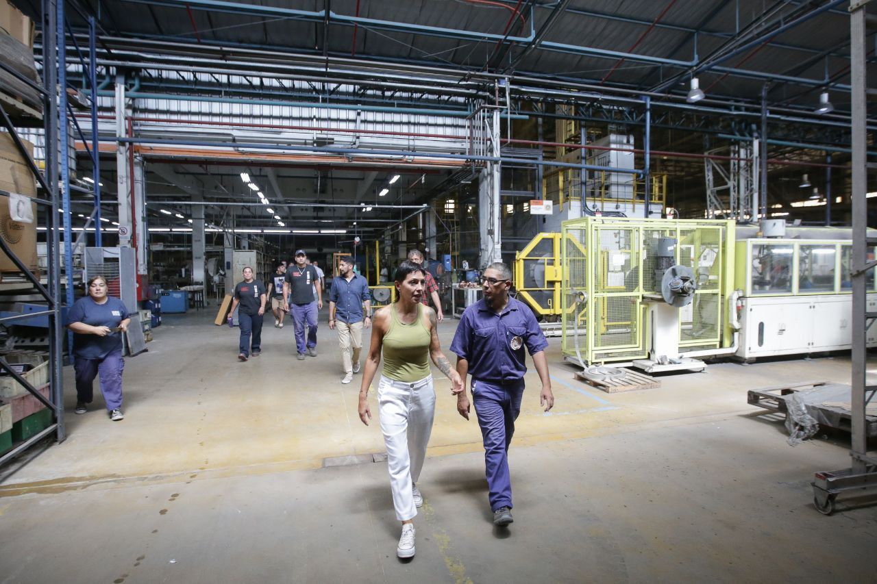 Mayra Mendoza recorrio la cooperativa 1ª de agosto de Quilmes