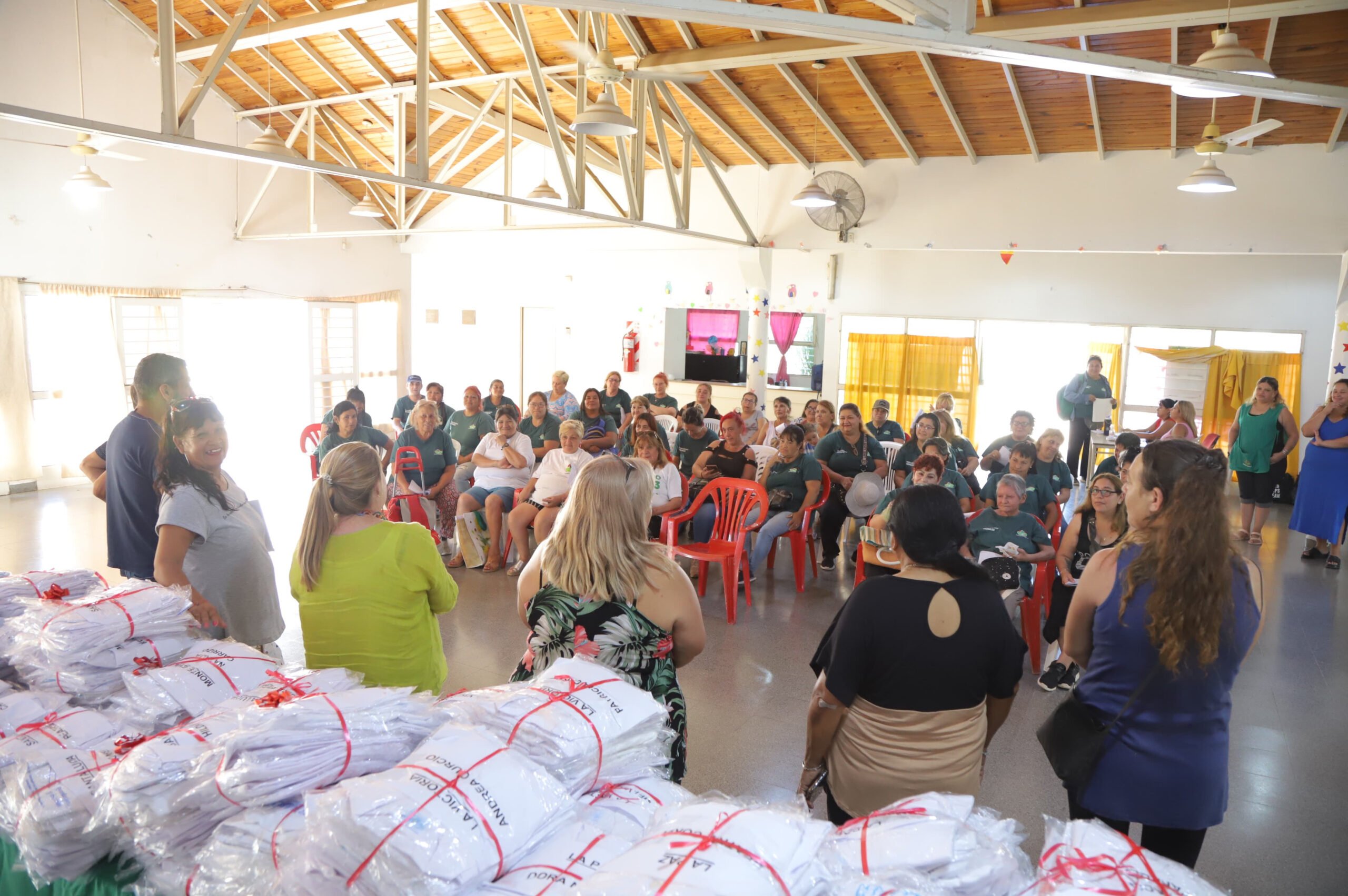 Continúa la entrega de guardapolvos para niñas y niños de Esteban Echeverría