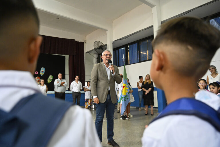 En Tigre centro, Julio Zamora acompañó a la comunidad educativa en el inicio del ciclo lectivo 2024