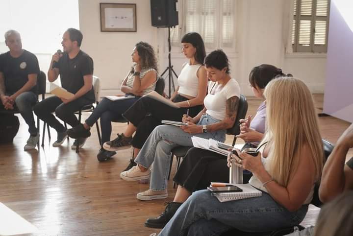 Mayra Mendoza, encabezó una reunión con el Consejo Local de Niñez y Adolescencias Hernán Rollano