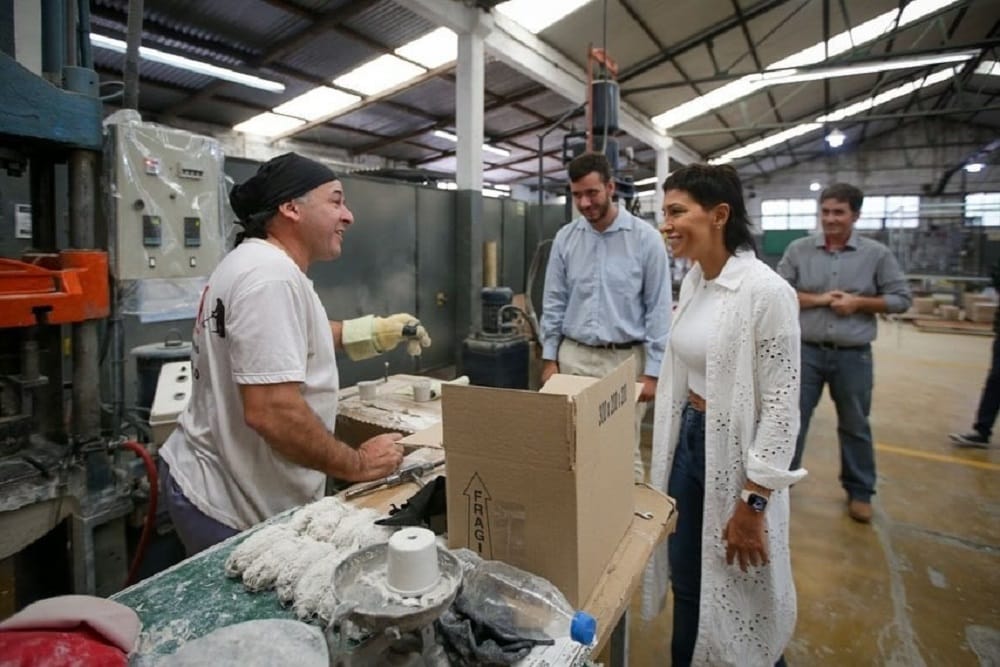Mayra Mendoza, entrego el certificado de aptitud ambiental a Preimpregnados Argentina S.A.