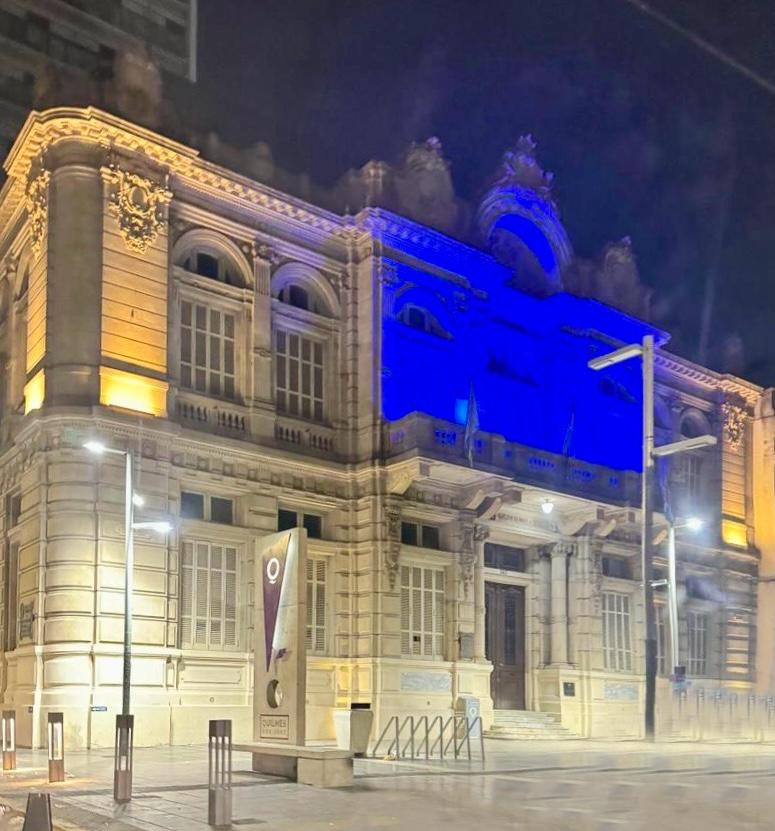 La casa de la culturas de Quilmes se ilumino de azul para conmemorar el dia mundial de concientizacion sobre el autosmo