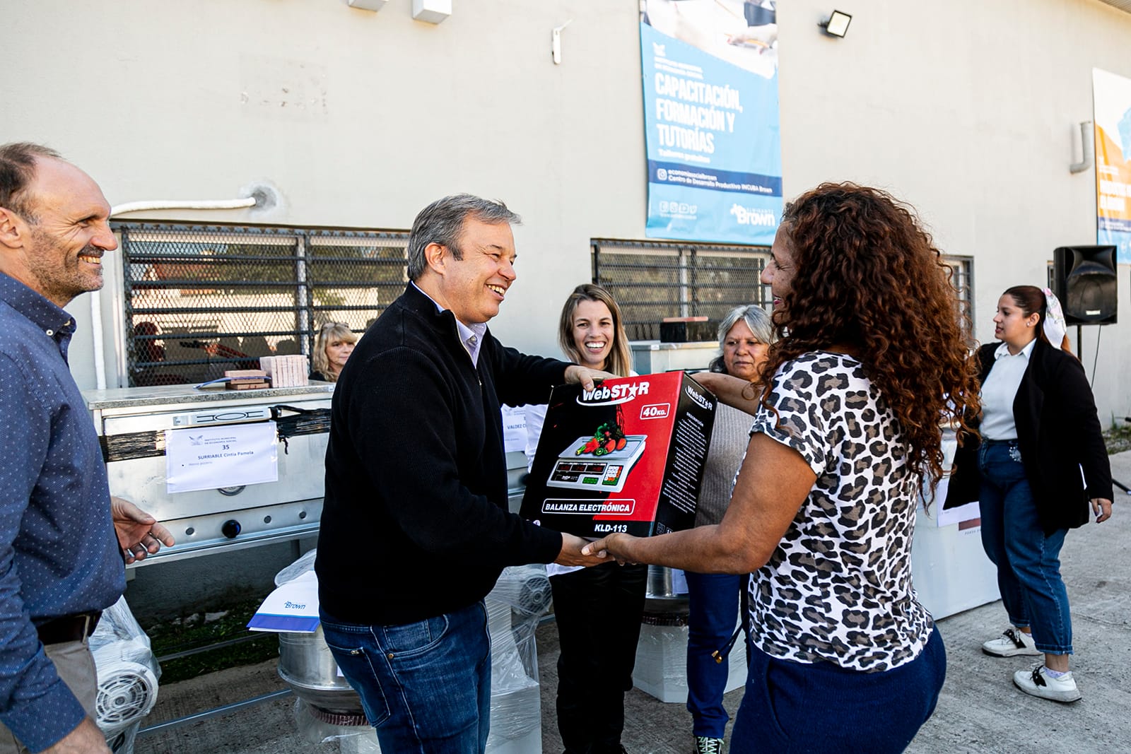 Mariano Cascallares entregó maquinarias a emprendedores y emprendedoras de Almirante Brown