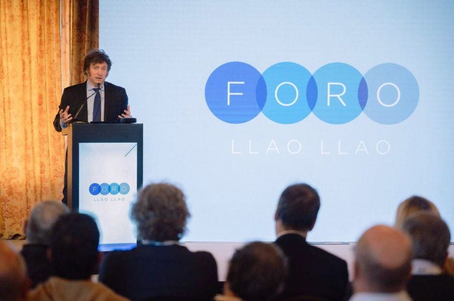 Denunciaron a Javier Milei por “arengar” la fuga de dólares ante empresarios