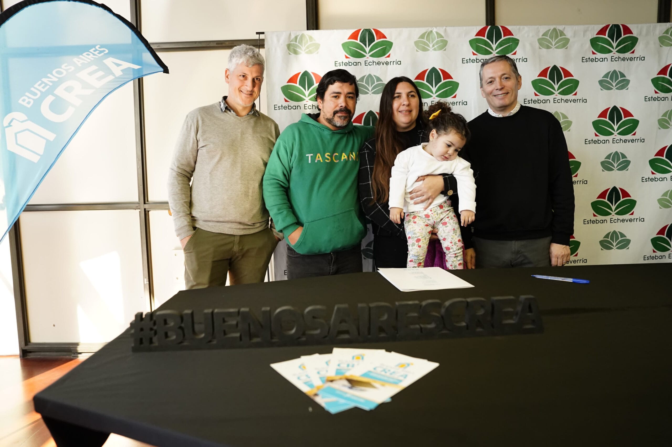 Fernando Gray, entrego créditos del programa Buenos Aires CREA a vecinos del municipio