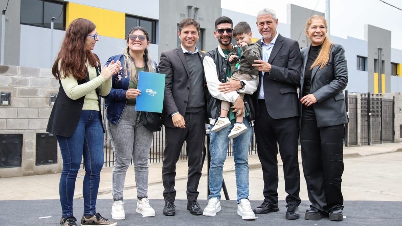 Kicillof y Ferraresi entregaron 18 viviendas en Avellaneda