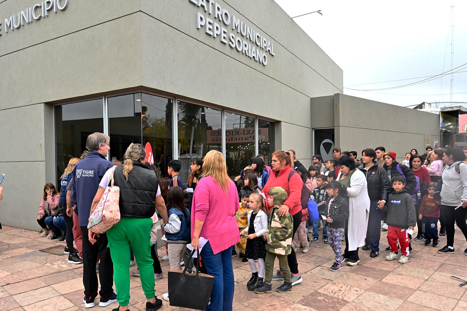 Niños y niñas de organizaciones e instituciones sociales participaron de un espectáculo infantil en el Pepe Soriano