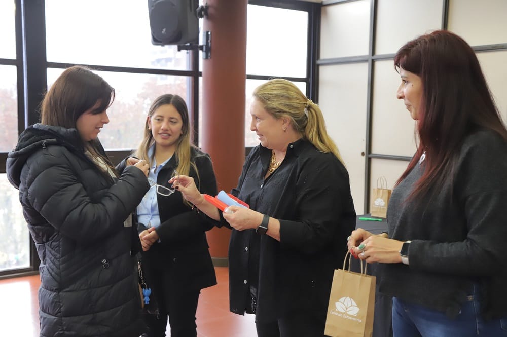 Esteban Echeverría entrego 95 pares de anteojos a  vecinos del distrito