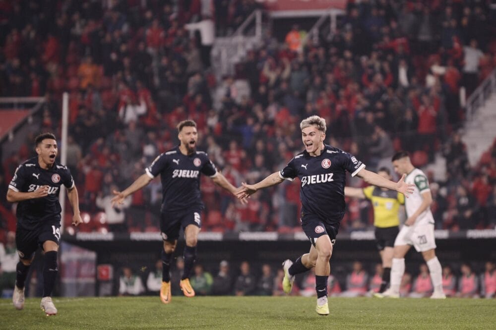 Independiente volvió al triunfo ante Banfield en Avellaneda