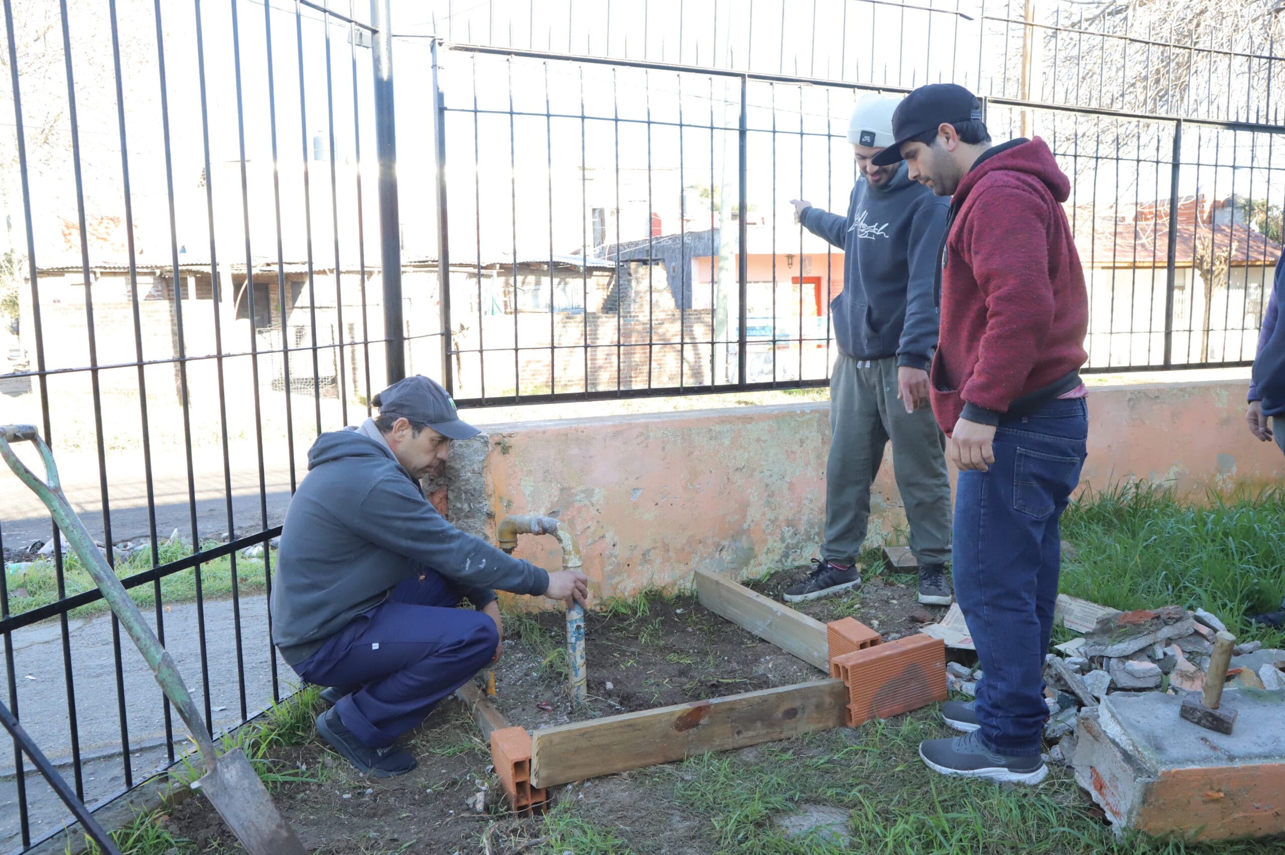El Municipio de Esteban Echeverría avanza con obras de la red de gas en las escuelas del distrito