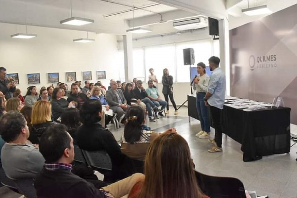 Mayra Mendoza, entregó 46 certificados de habilitación a comercios e industrias del distrito