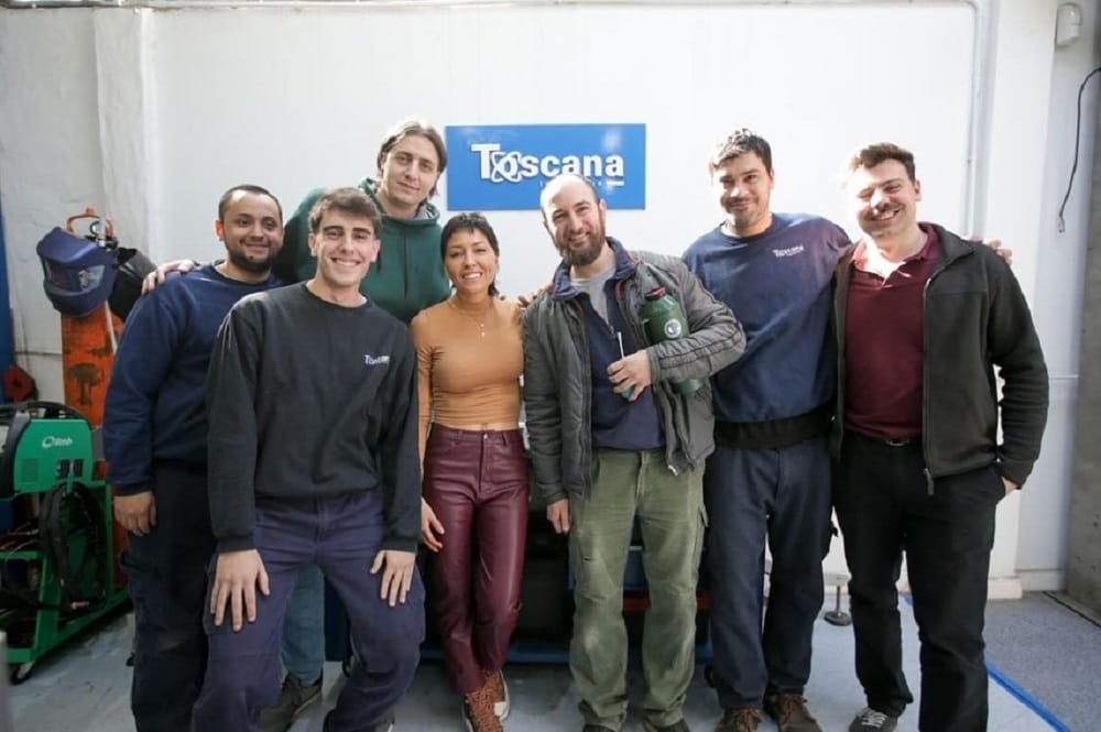 Mayra Mendoza,  le entregó a la empresa Toscana Ingeniería el certificado de aptitud ambiental