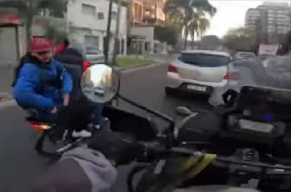 Motociclista escapó a toda velocidad de dos motochorros en Morón y grabó la persecución