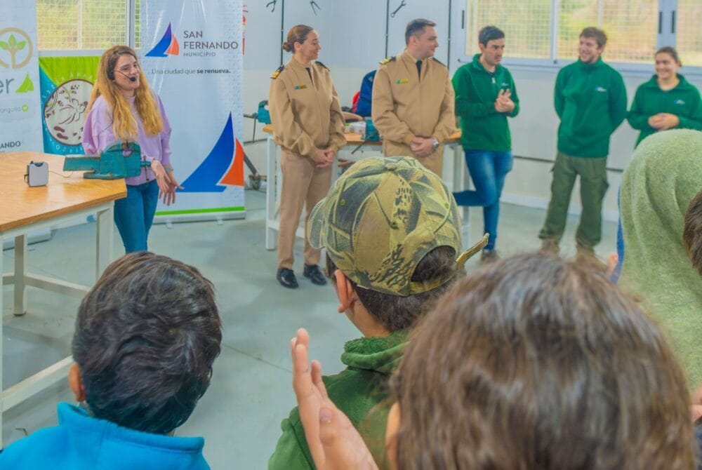 EcoSanfer compartió una actividad educativa en el Delta con el Barco Laboratorio de Prefectura