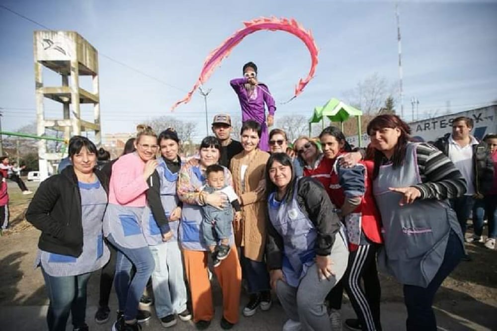 Mayra Mendoza, inauguro los nuevos juegos en la plaza “Soldado Luis Alberto Díaz”