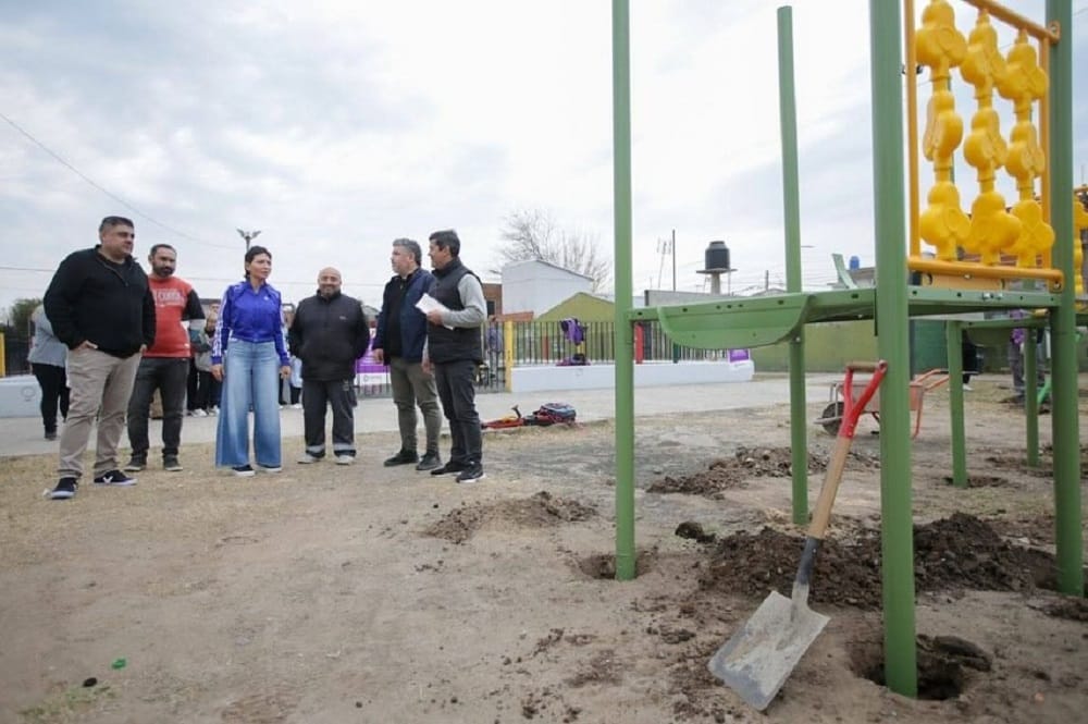 Mayra Mendoza, supervisó  la instalación de juegos nuevos en la plaza Soldado Díaz, de San Francisco Solano