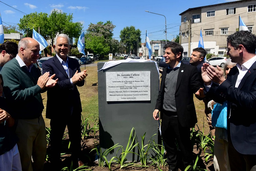 Con una placa y su nombre en la entrada homenajearon a Antonio Cafiero en  La Plata – Noticias de Buenos Aires