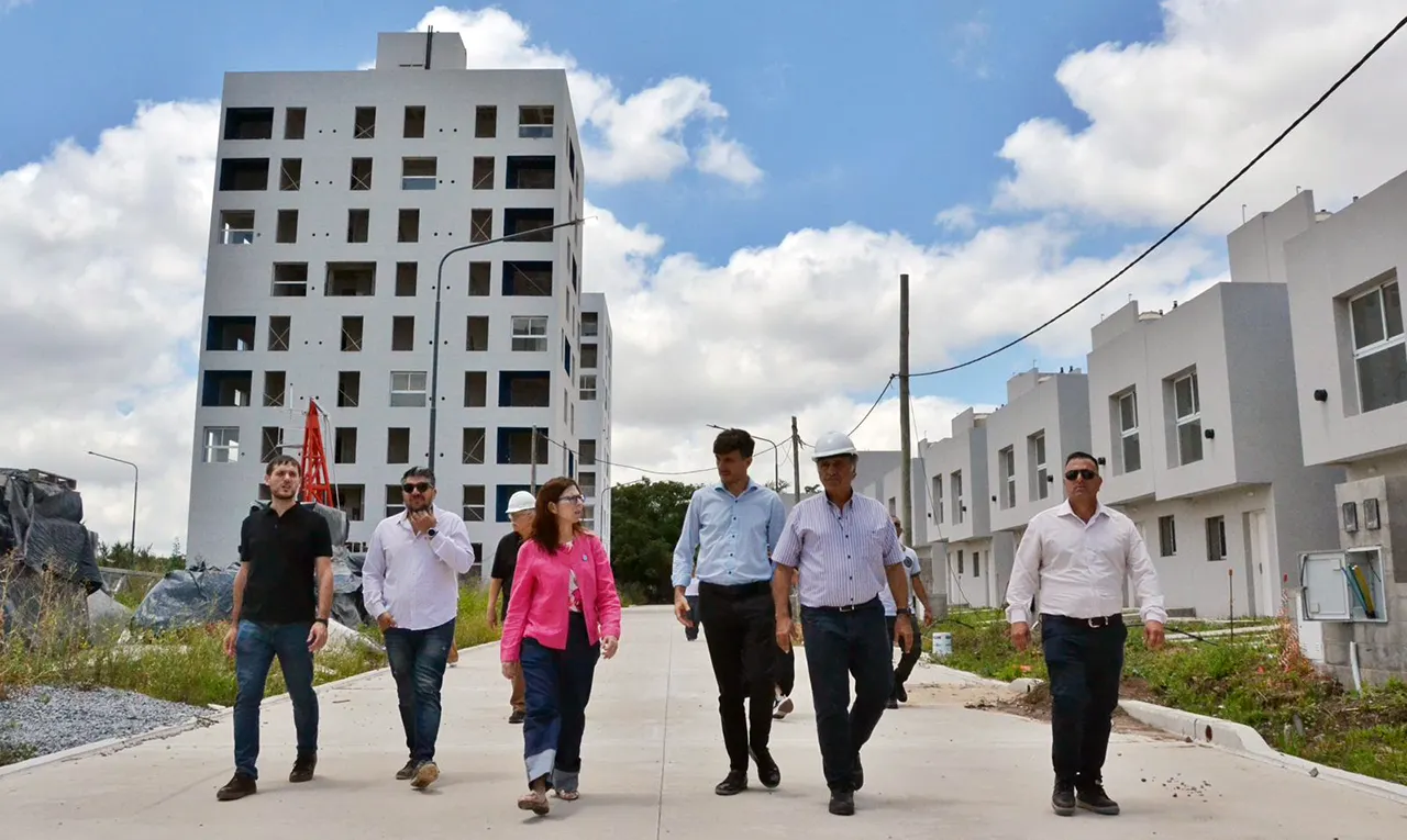 La ministra Batakis visitó Morón y cuestionó la paralización de las obras del plan Procrear